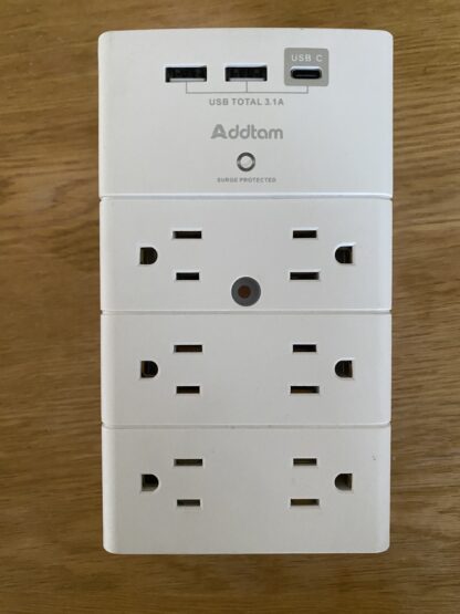 Protector contra sobretensiones con de 12 tomas de corriente y 3 puertos USB